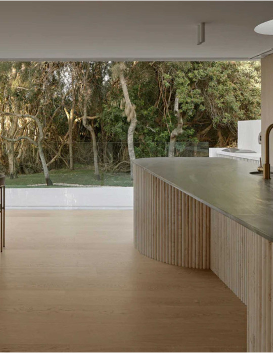 SUPERWHITE TRAVERTINE FLUTES