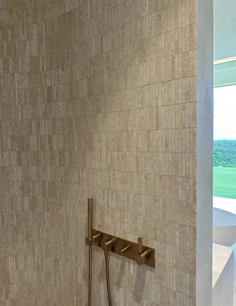 SUPERWHITE + ALMOND TRAVERTINE FINGER MOSAIC