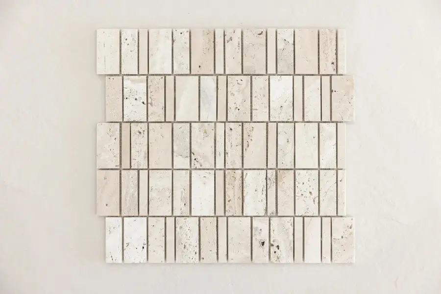 SUPERWHITE + ALMOND TRAVERTINE FINGER MOSAIC